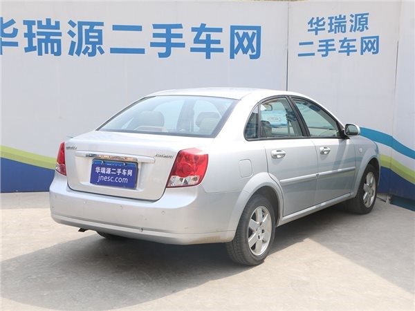 别克凯越—与桑塔纳捷达并肩站立的规范美国车
